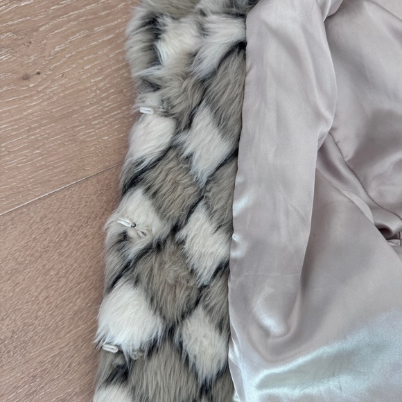 Forever 21 diamond print faux fur cropped jacket size small - Picture 6 of 10